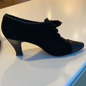 DONALD PLINER REALLY CUTE BLACK SUEDE/LEATHER TOE TIE SHOES.
